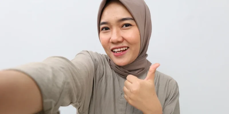 indonesian woman taking selfie.