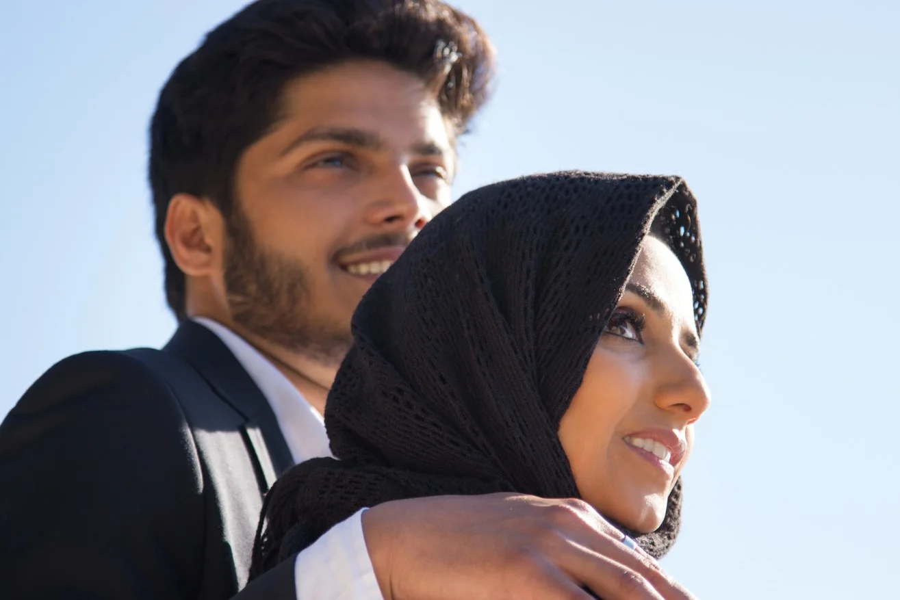 Muslim couple in London discussing intentional halal marriage on Errange app